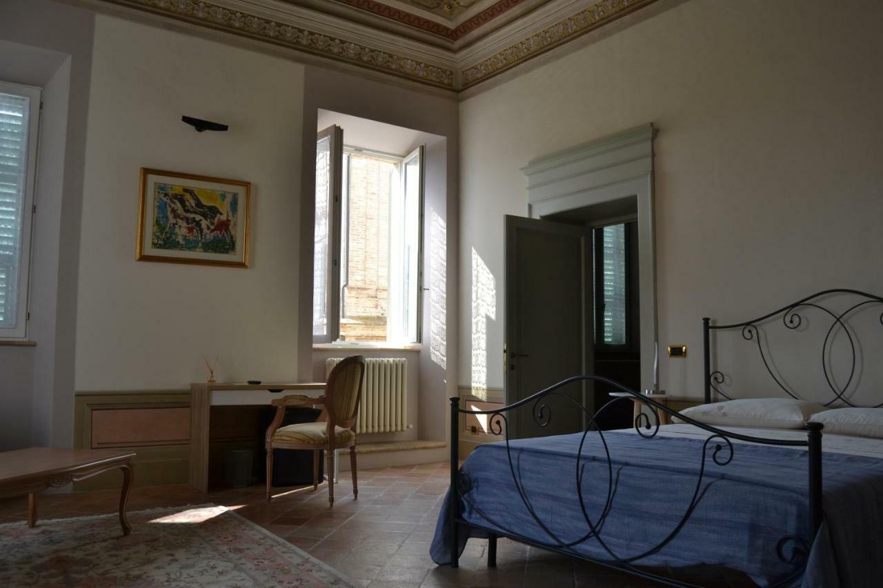 Palazzo Roberti Hotel Monte San Giusto Buitenkant foto
