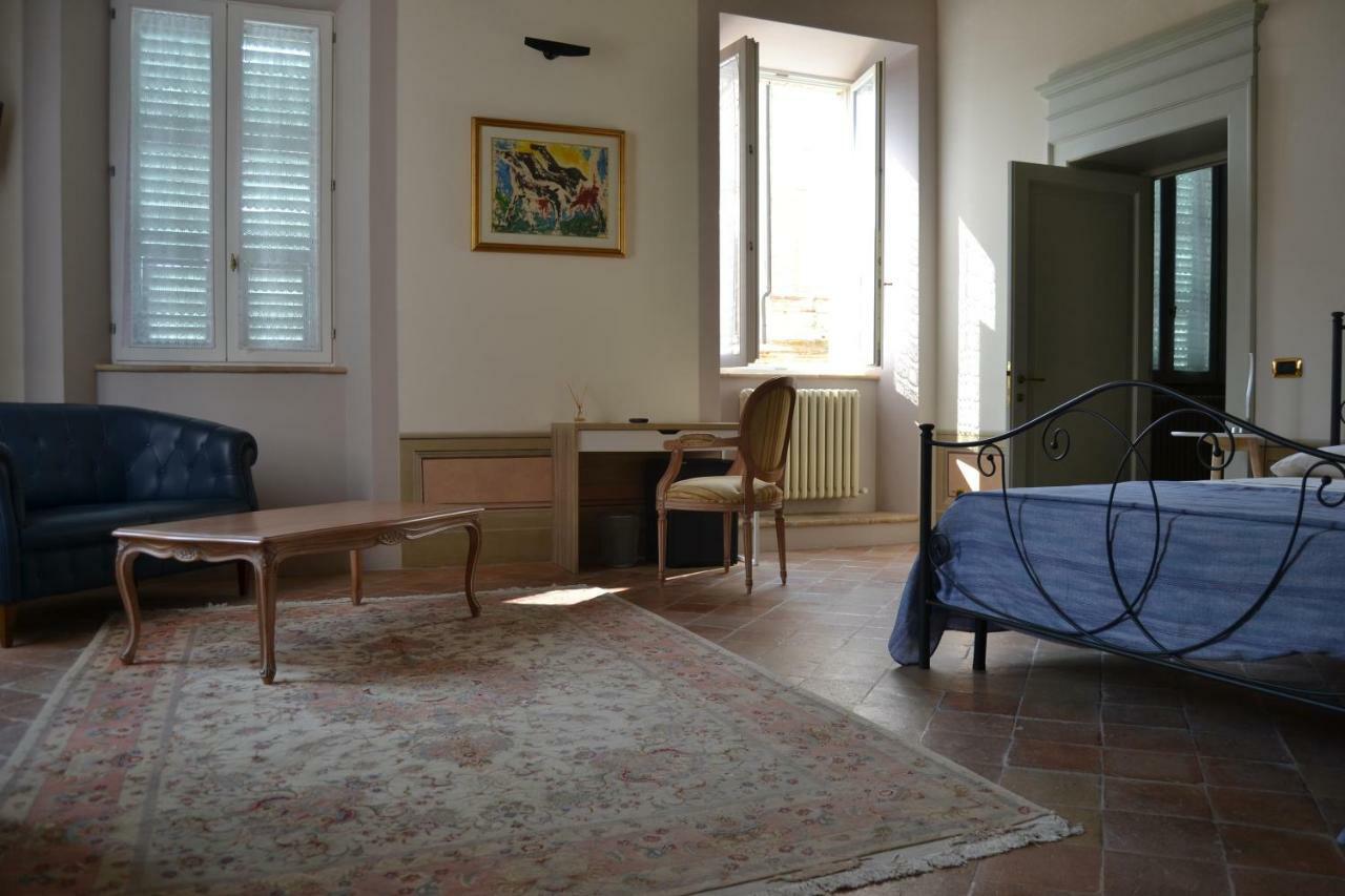 Palazzo Roberti Hotel Monte San Giusto Buitenkant foto