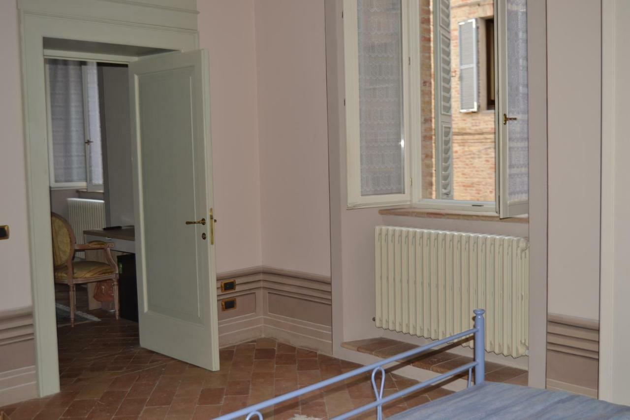 Palazzo Roberti Hotel Monte San Giusto Buitenkant foto